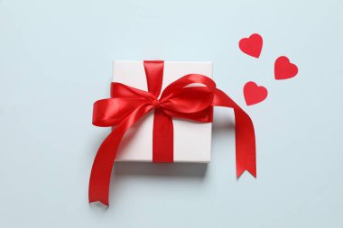 Renkli arka planda konfeti olan güzel bir hediye.