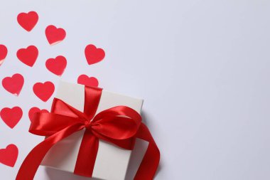 Renkli arka planda konfeti olan güzel bir hediye.