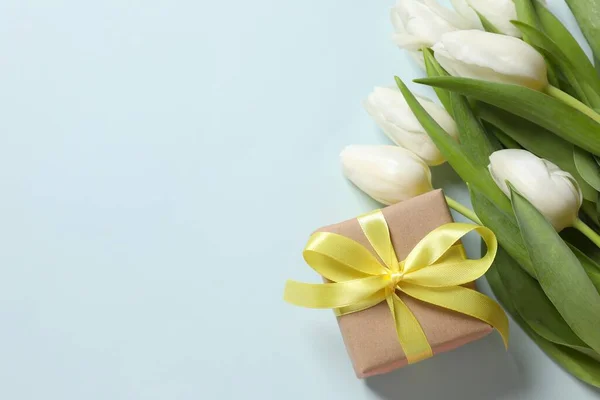 Schöne Weiße Tulpen Und Handwerk Geschenk Auf Farbigem Hintergrund Stockbild