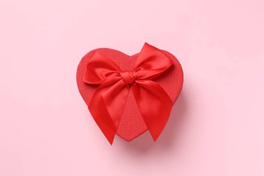 Renkli arka planda güzel bir hediye.