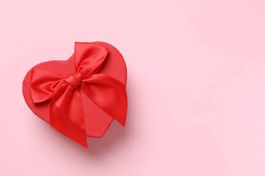 Renkli arka planda güzel bir hediye.