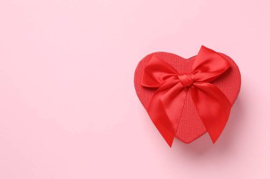 Renkli arka planda güzel bir hediye.