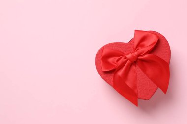 Renkli arka planda güzel bir hediye.