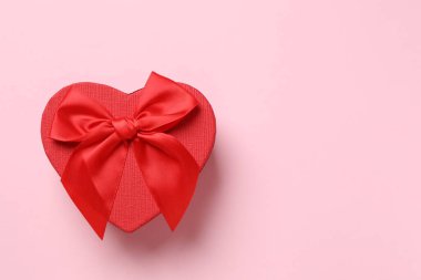 Renkli arka planda güzel bir hediye.