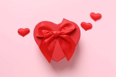 Renkli arka planda güzel bir hediye.