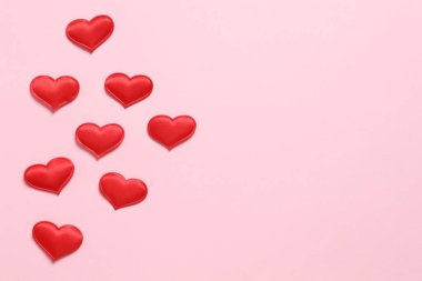 Renkli arka planda güzel kalpler