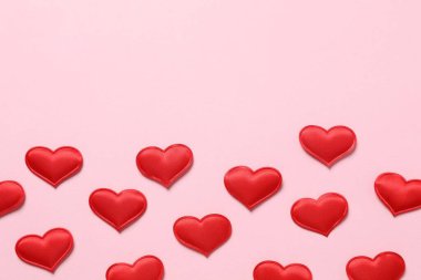 Renkli arka planda güzel kalpler