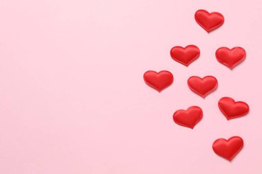 Renkli arka planda güzel kalpler