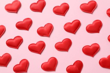 Renkli arka planda güzel kalpler