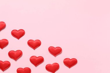 Renkli arka planda güzel kalpler