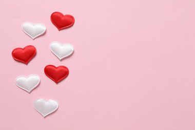 Renkli arka planda güzel kalpler