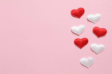 Renkli arka planda güzel kalpler