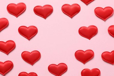 Renkli arka planda güzel kalpler