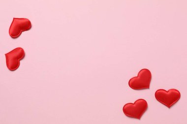 Renkli arka planda güzel kalpler