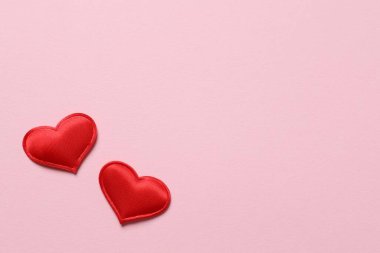 Renkli arka planda güzel kalpler