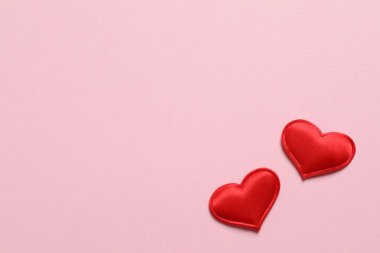 Renkli arka planda güzel kalpler