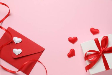 Renkli arkaplanda konfeti ve zarf olan güzel bir hediye.