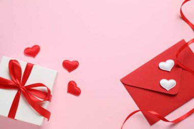 Renkli arkaplanda konfeti ve zarf olan güzel bir hediye.