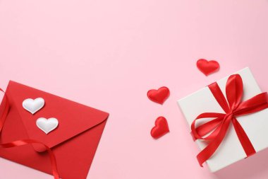 Renkli arkaplanda konfeti ve zarf olan güzel bir hediye.