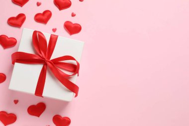 Renkli arka planda konfeti olan güzel bir hediye.