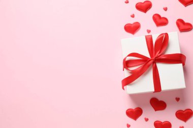 Renkli arka planda konfeti olan güzel bir hediye.