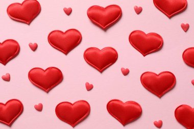 Renkli arka planda güzel kalpler