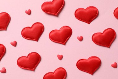 Renkli arka planda güzel kalpler