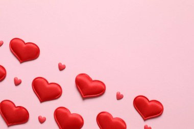 Renkli arka planda güzel kalpler