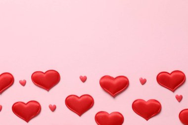 Renkli arka planda güzel kalpler