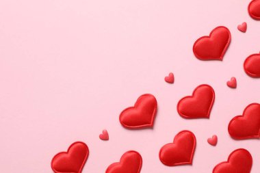 Renkli arka planda güzel kalpler