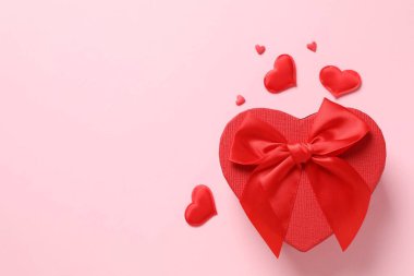 Renkli arka planda konfeti olan güzel bir hediye.