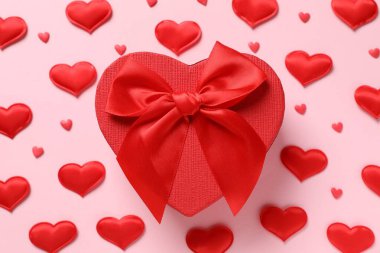 Renkli arka planda konfeti olan güzel bir hediye.