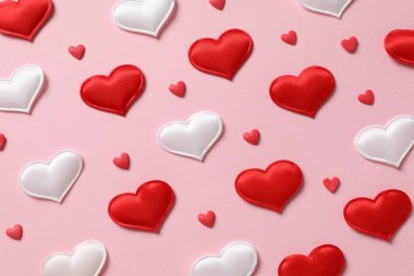 Renkli arka planda güzel kalpler