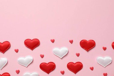 Renkli arka planda güzel kalpler