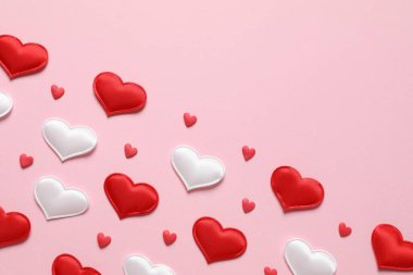 Renkli arka planda güzel kalpler