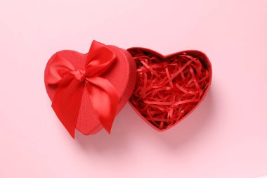 Renkli arka planda güzel bir hediye.