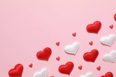 Renkli arka planda güzel kalpler