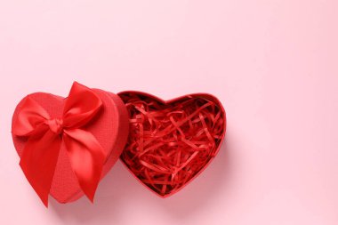 Renkli arka planda güzel bir hediye.