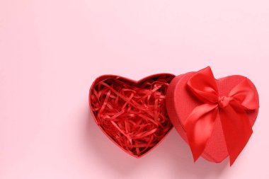 Renkli arka planda güzel bir hediye.