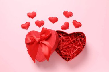 Renkli arka planda konfeti olan güzel bir hediye.