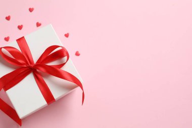 Beyaz arka planda konfetisi olan güzel bir hediye.