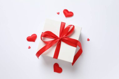 Beyaz arka planda konfetisi olan güzel bir hediye.