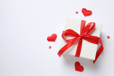 Beyaz arka planda konfetisi olan güzel bir hediye.