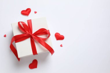 Beyaz arka planda konfetisi olan güzel bir hediye.