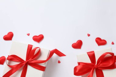 Beyaz arka planda konfetisi olan güzel hediyeler.