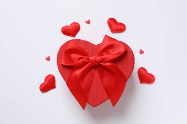 Beyaz arka planda konfetisi olan güzel bir hediye.