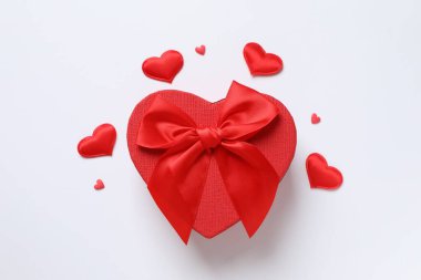 Beyaz arka planda konfetisi olan güzel bir hediye.