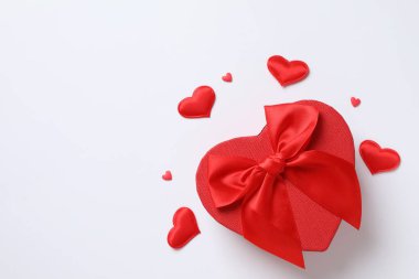 Beyaz arka planda konfetisi olan güzel bir hediye.