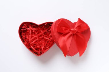 Beyaz arka planda güzel bir hediye.