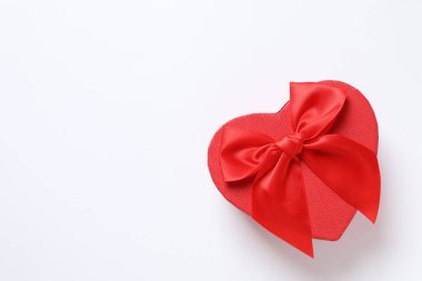 Beyaz arka planda güzel bir hediye.